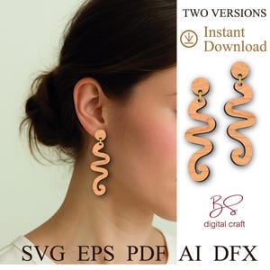 Könnte beinhalten: Hellbraune Holzohrringe mit einem wellenförmigen Design. Die Ohrringe haben goldfarbene Haken. Das Bild enthält den Text "TWO VERSIONS" und "Instant Download". Der untere Teil des Bildes enthält den Text "SVG EPS PDF AI DFX".