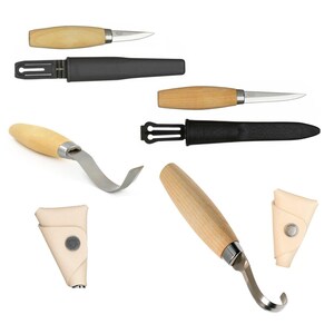 Puede incluir: Una colección de cuchillos y herramientas para tallar madera. Los cuchillos tienen mangos de madera y hojas de acero inoxidable. Algunos cuchillos tienen fundas negras y otros de cuero. Las herramientas están diseñadas para tallar madera.
