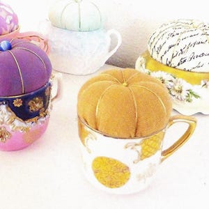 Vintage Teetasse Nadelkissen: Schillerndes Gold Näh-Accessoire, Rokoko-Stil