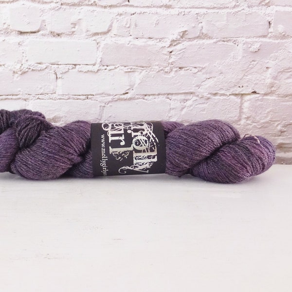 Molly Girl Yarn Bossa Nova Sport Purple Colorway Rouler dans le Deep Sport Weight Yarn 360 yards Merino Blend avec llama et fil SeaCell