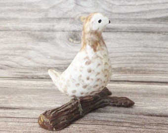 Figurine d’oiseau excentrique faite à la main Art populaire naïf de Ninilchik Alaska Soft Brown - White Caille Grouse Bird Sculpture Bird on Branch Figure