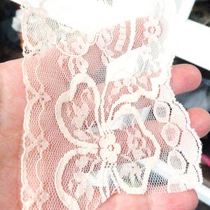 Vintage Light Pink Scalloped Lace Trim: Floral Ribbon Motif, 3&quot; Wide