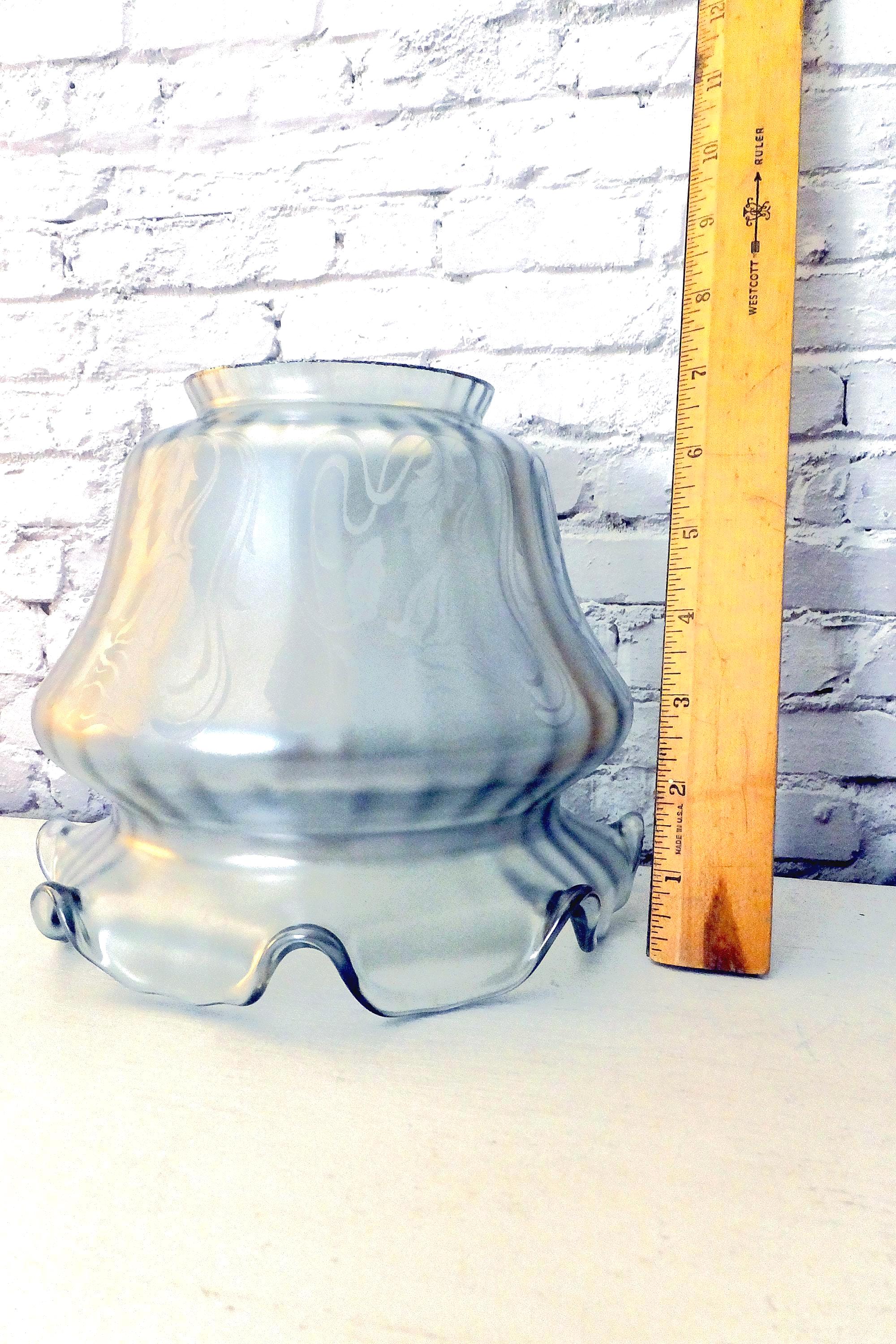 アールヌーボーの虹色ガラスランプシェード：フランスの花柄照明器具