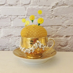 Coussin d'épingles en forme de tasse de thé dorée, petit coussin d'épingles en or, cadeau de couture pour maman, jolies choses, porte-broche, gardien d'épingles, décoration jaune pour salle d'artisanat image 1