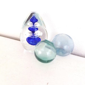 Kunst glazen presse-papier handgeblazen druppel papiergewicht eivormig glazen sculptuur helder en kobaltblauw glas kantoorcadeau blauw decor voor papa