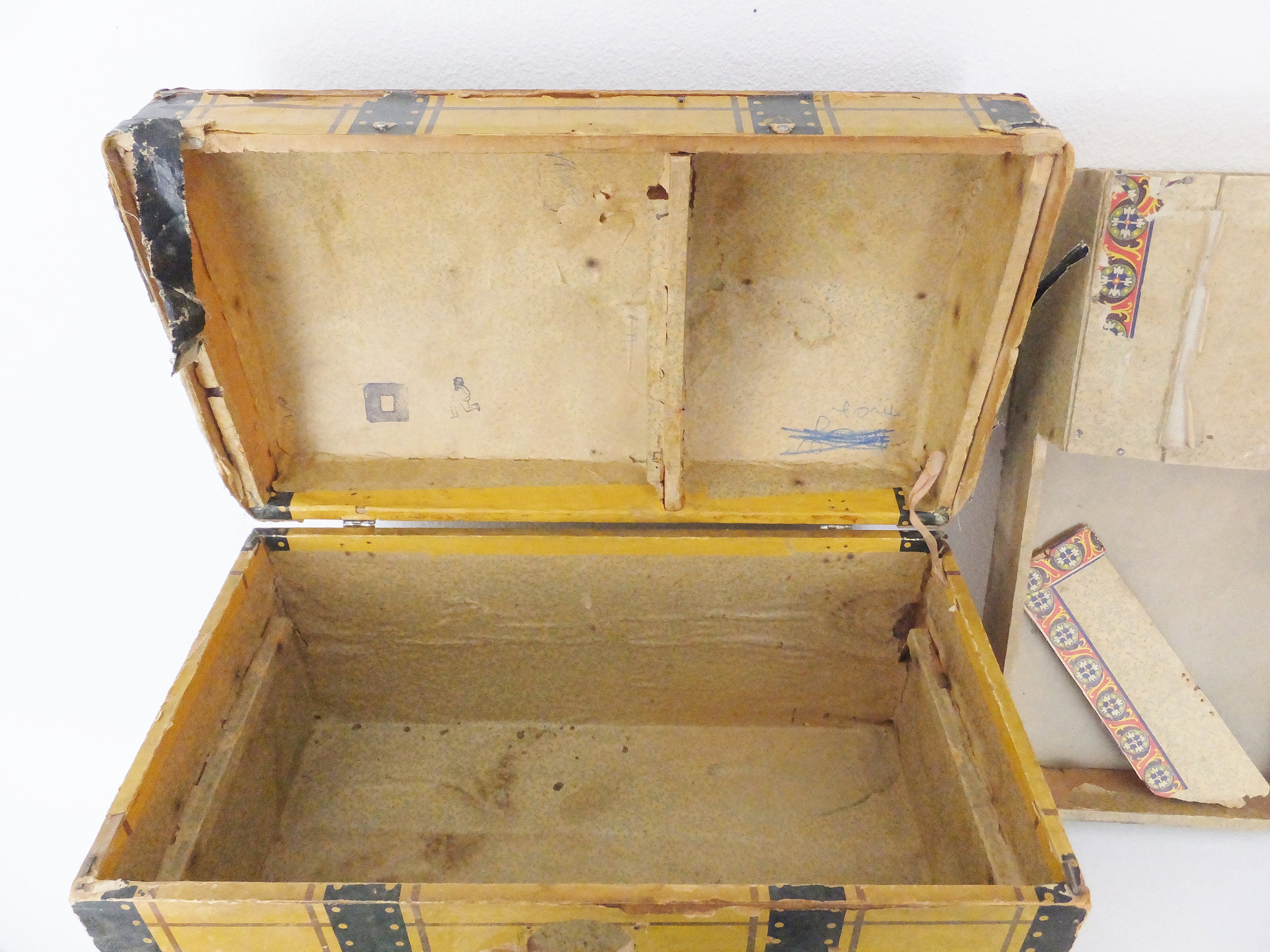 アンティークドールスチーマートランク：ビクトリア朝のおもちゃ箱