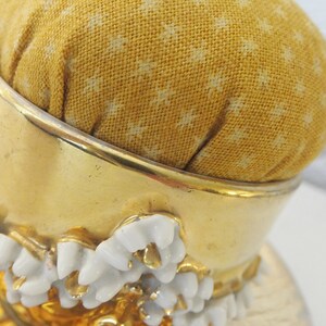 Coussin d'épingles en forme de tasse de thé dorée, petit coussin d'épingles en or, cadeau de couture pour maman, jolies choses, porte-broche, gardien d'épingles, décoration jaune pour salle d'artisanat image 6