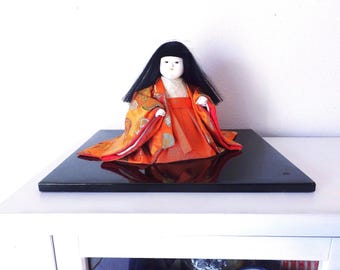 Boneca Ichimatsu Vintage: Estatueta de quimono de porcelana sobre base laqueada