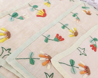 Embroidered Linens Fall Color Happy Flowers Linen Placemats Linen Napkin Vintage 1920's 1930's Tablecloth Dining Serving Textiles Cute Daisy