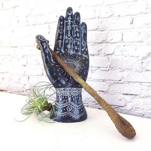 Varilla de acero oxidada: Ensamblaje de decoración industrial, objeto de arte metálico primitivo