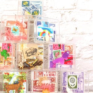 Miniature Assemblage Shadow Box: collage artistico riciclato con francobolli d'epoca