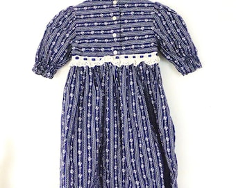Vestido vintage de calicó para niña de los años 70: estilo pradera con estampado floral azul marino