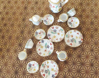 Floral 1:12 Miniature Tea Set Porcelaine Céramique Théière Sugar Bowl Assiettes Tasses à thé Assiettes Fleur colorée Mini Poupée Cuisine Maison de poupée Salle à manger