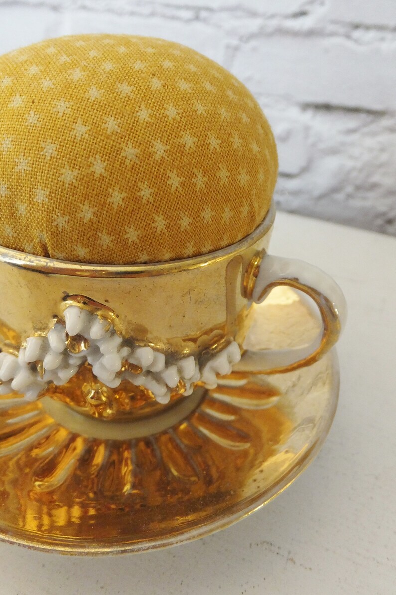 Coussin d'épingles en forme de tasse de thé dorée, petit coussin d'épingles en or, cadeau de couture pour maman, jolies choses, porte-broche, gardien d'épingles, décoration jaune pour salle d'artisanat image 2