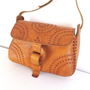 Bolsa de couro com alça ajustável, bolsa estilo boho, bolsa estilo boho, bolsa de ombro estilo boho, bolsa de couro com fecho de couro, bolsa para festival hippie
