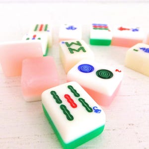 Stare płytki mahjong plastikowe akrylowe płytki do gry w tuzin zielony różowy biały chińskie kostki mahjong grupa 12 elementów do gry biżuteria dostaw