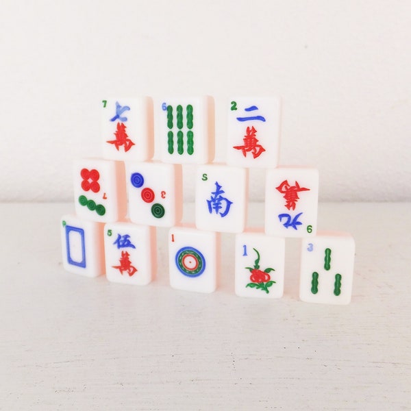 Vintage Mahjong Tiles Plastic Acrylic Dozen Game Tiles Pink & White Chinese Mah Jong Dice Pieces Group 12 Game Pieces Jewelry Supply