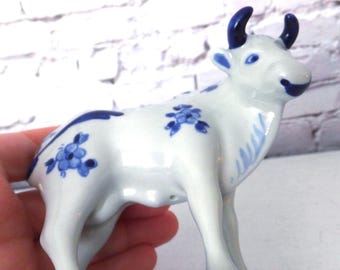 ロイヤルデルフトの牛の置物：手描きの青と白のオランダデルフト焼き