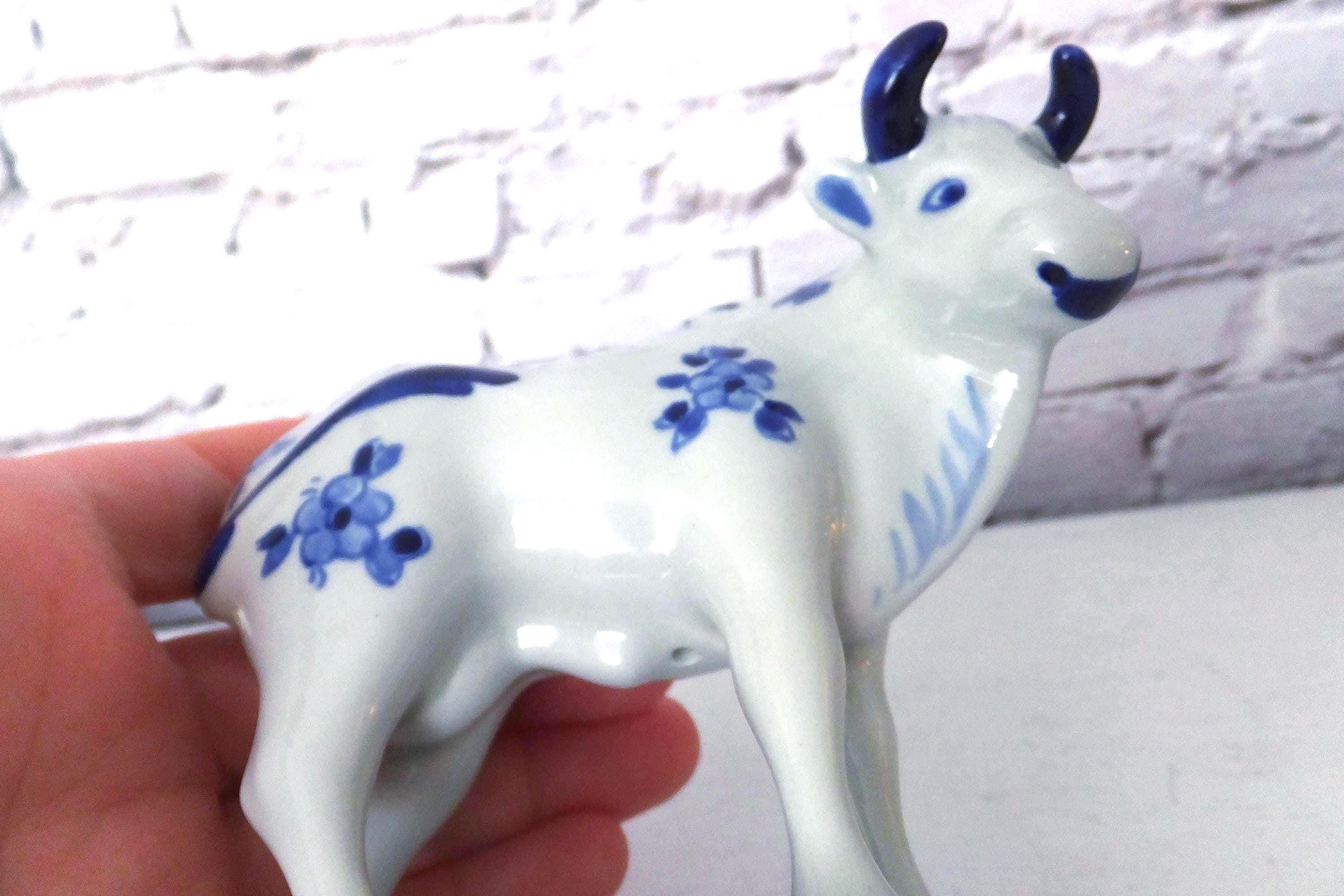 ロイヤルデルフトの牛の置物：手描きの青と白のオランダデルフト焼き