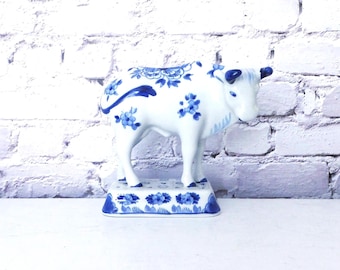 Figura de vaca real de Delft: cerámica holandesa de Delft pintada a mano en azul y blanco