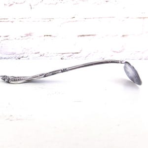 Empujador de alimentos victoriano plateado: motivo de uvas ASCO, monograma F