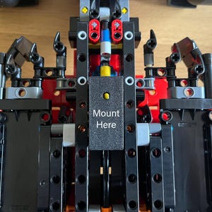 Väggfäste (vertikalt) för LEGO Technic Ferrari SF-24 F1-bil (set 42207) | Skräddarsydd 3D-utskriven svart plastdisplaykrok bild 7