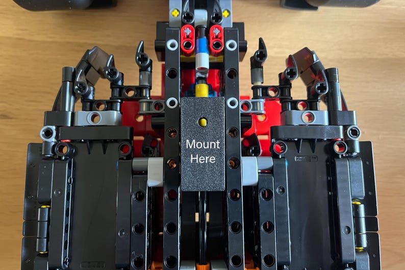 Väggfäste (vertikalt) för LEGO Technic Ferrari SF-24 F1-bil (set 42207) | Skräddarsydd 3D-utskriven svart plastdisplaykrok bild 7