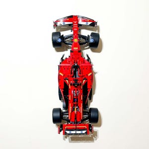 Väggfäste (vertikalt) för LEGO Technic Ferrari SF-24 F1-bil (set 42207) | Skräddarsydd 3D-utskriven svart plastdisplaykrok bild 3