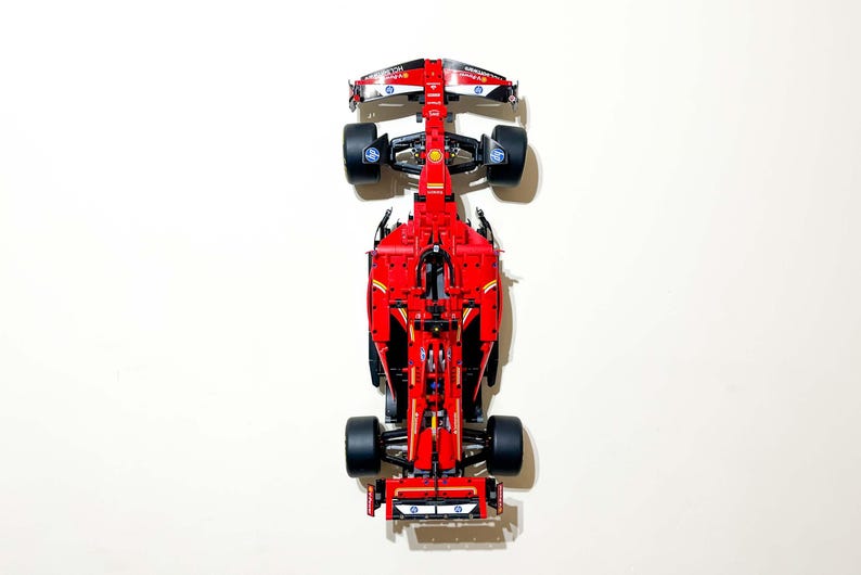 Väggfäste (vertikalt) för LEGO Technic Ferrari SF-24 F1-bil (set 42207) | Skräddarsydd 3D-utskriven svart plastdisplaykrok bild 3