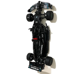 Wandhalterung (vertikal) für LEGO Technic Mercedes AMG W14 F1 (Set 42171) | Maßgefertigter, 3D-gedruckter Displayhaken aus schwarzem Kunststoff