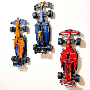 Väggfäste (vertikalt) för LEGO Technic Ferrari SF-24 F1-bil (set 42207) | Skräddarsydd 3D-utskriven svart plastdisplaykrok bild 6
