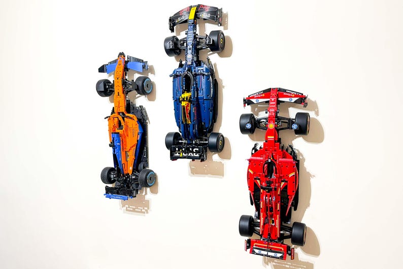 Väggfäste (vertikalt) för LEGO Technic Ferrari SF-24 F1-bil (set 42207) | Skräddarsydd 3D-utskriven svart plastdisplaykrok bild 6