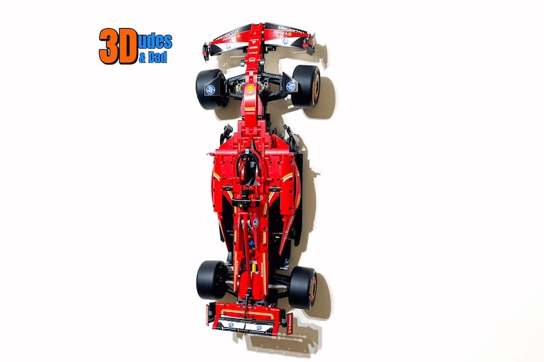 Väggfäste (vertikalt) för LEGO Technic Ferrari SF-24 F1-bil (set 42207) | Skräddarsydd 3D-utskriven svart plastdisplaykrok bild 1