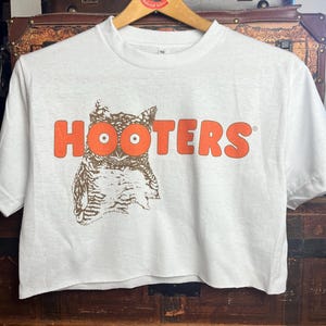 Classic Hooters Crop Top Tee | Stylish and Trendy Hooters Shirt | Women&#39;s Fashion | Retro Vintage Inspired Tops for Her