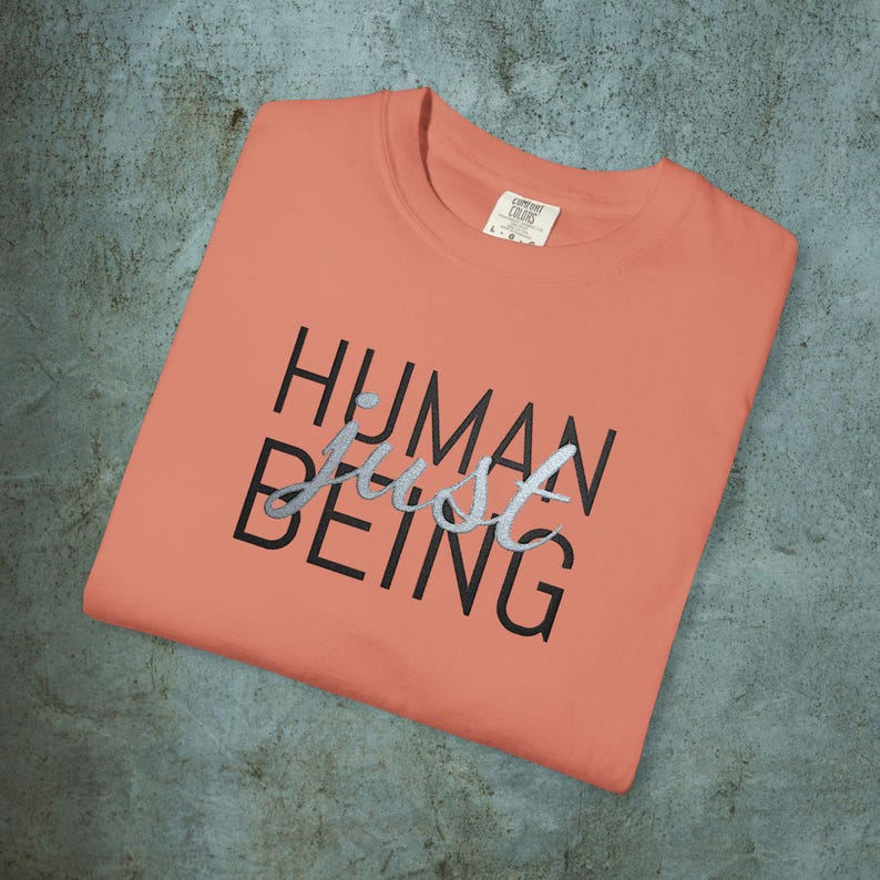 Broderad t-shirt med motivet Human Just Being | Anti-AI-uttalande, avregistreringsrörelse, tvättad bomull, skydda mänskligheten, broderade t-shirts bild 3
