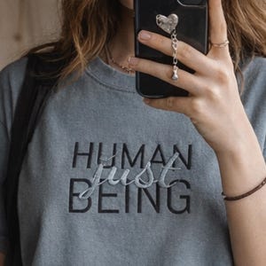Broderad t-shirt med motivet Human Just Being | Anti-AI-uttalande, avregistreringsrörelse, tvättad bomull, skydda mänskligheten, broderade t-shirts bild 1