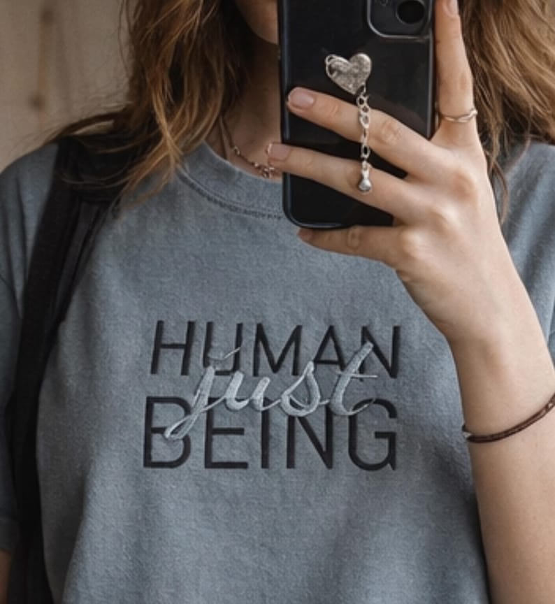 Broderad t-shirt med motivet Human Just Being | Anti-AI-uttalande, avregistreringsrörelse, tvättad bomull, skydda mänskligheten, broderade t-shirts bild 1