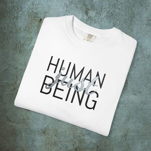 Broderad t-shirt med motivet Human Just Being | Anti-AI-uttalande, avregistreringsrörelse, tvättad bomull, skydda mänskligheten, broderade t-shirts bild 2