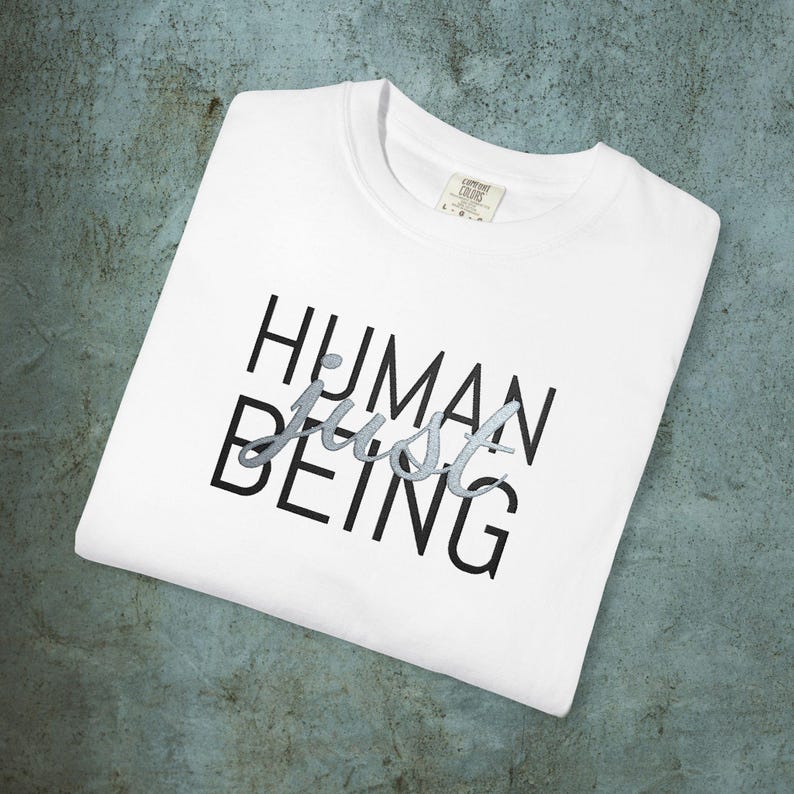 Broderad t-shirt med motivet Human Just Being | Anti-AI-uttalande, avregistreringsrörelse, tvättad bomull, skydda mänskligheten, broderade t-shirts bild 2