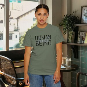 Broderad t-shirt med motivet Human Just Being | Anti-AI-uttalande, avregistreringsrörelse, tvättad bomull, skydda mänskligheten, broderade t-shirts bild 11