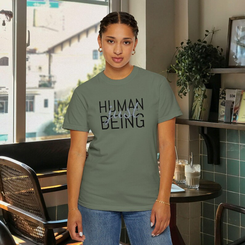 Broderad t-shirt med motivet Human Just Being | Anti-AI-uttalande, avregistreringsrörelse, tvättad bomull, skydda mänskligheten, broderade t-shirts bild 11
