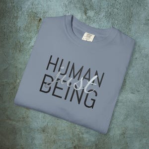 Broderad t-shirt med motivet Human Just Being | Anti-AI-uttalande, avregistreringsrörelse, tvättad bomull, skydda mänskligheten, broderade t-shirts bild 7