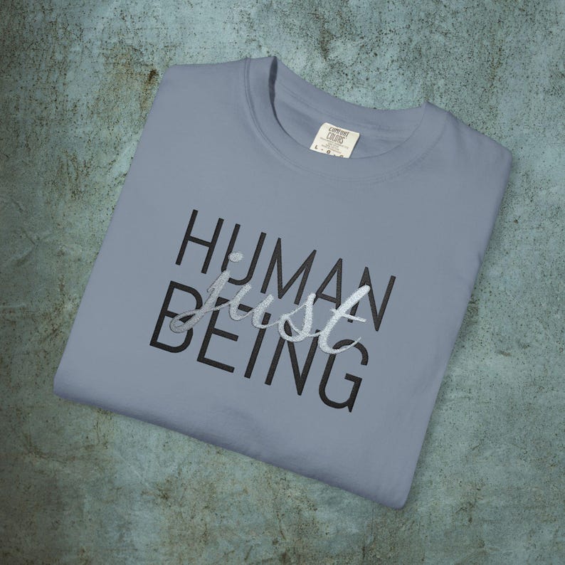 Broderad t-shirt med motivet Human Just Being | Anti-AI-uttalande, avregistreringsrörelse, tvättad bomull, skydda mänskligheten, broderade t-shirts bild 7