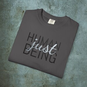 Broderad t-shirt med motivet Human Just Being | Anti-AI-uttalande, avregistreringsrörelse, tvättad bomull, skydda mänskligheten, broderade t-shirts bild 9