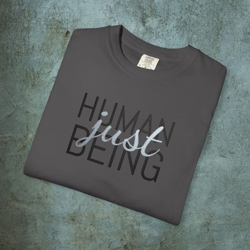 Broderad t-shirt med motivet Human Just Being | Anti-AI-uttalande, avregistreringsrörelse, tvättad bomull, skydda mänskligheten, broderade t-shirts bild 9
