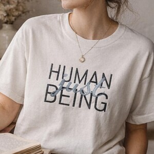 Broderad t-shirt med motivet Human Just Being | Anti-AI-uttalande, avregistreringsrörelse, tvättad bomull, skydda mänskligheten, broderade t-shirts bild 15