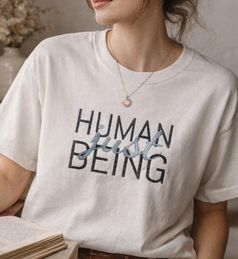 Broderad t-shirt med motivet Human Just Being | Anti-AI-uttalande, avregistreringsrörelse, tvättad bomull, skydda mänskligheten, broderade t-shirts bild 15