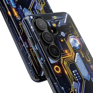 Puede incluir: Una funda para smartphone con fondo azul oscuro y un patrón de placa de circuito en amarillo y azul claro. La funda tiene un acabado brillante e incluye recortes precisos para la triple cámara y los botones laterales del dispositivo.