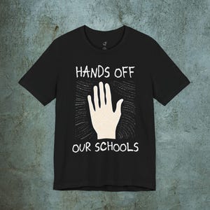 Camiseta unissex com placa de protesto, "Tirem as mãos das nossas escolas", visual desenhado à mão, manifestação 50501, anti-Trump, camiseta estampada, camisa da resistência, cortes anti-DOGE