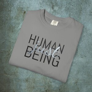 Broderad t-shirt med motivet Human Just Being | Anti-AI-uttalande, avregistreringsrörelse, tvättad bomull, skydda mänskligheten, broderade t-shirts bild 8
